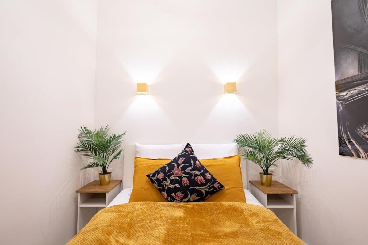 Unique Design - New - Budapest